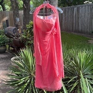 ▶️ David’s Bridal ◀️ Strapless Tropical / beach Bridesmaid’s dress. Pink w shawl